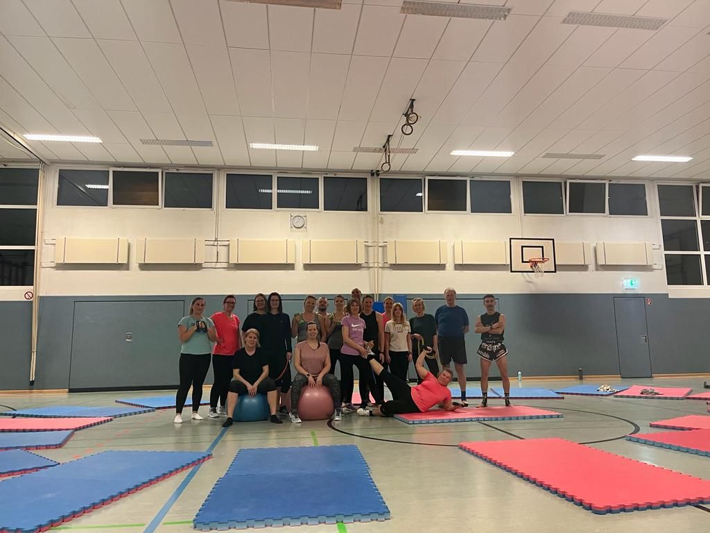 Bodystylinggruppe Montags Kleine Sporthalle